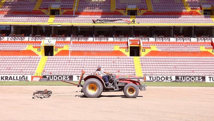 Kayserispor’un Futbol Sahasında Yenileme Çalışmaları Devam Ediyor