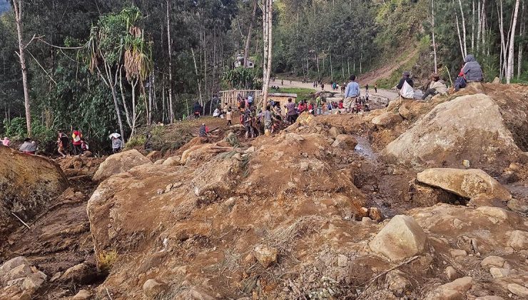 Papua Yeni Gine’deki heyelanda toprak altında kalan köy, toplu mezarlığa dönüştürüldü