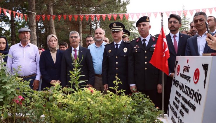 15 Temmuz kahramanı şehit Ömer Halisdemir’in kabri başında tören düzenlendi