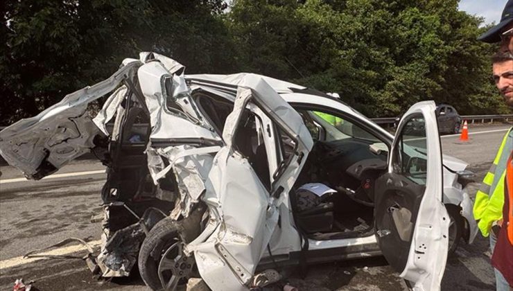 Anadolu Otoyolu’nda hafif ticari araç ile minibüs çarpıştı, 3 kişi öldü, 3 kişi yaralandı