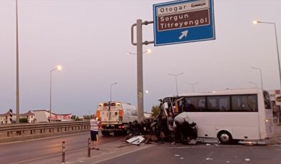 Antalya’da tur midibüsünün direğe çarptığı kazada 1 kişi öldü, 14 kişi yaralandı