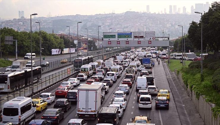 Asfalt yenileme çalışması yapılan Haliç Köprüsü’nde trafik yoğunluğu