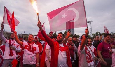 Avusturya-Türkiye maçı öncesinde taraftar yürüyüşü