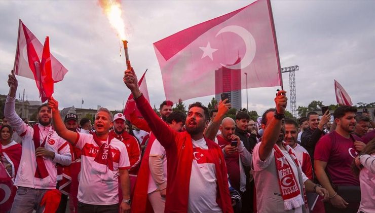 Avusturya-Türkiye maçı öncesinde taraftar yürüyüşü