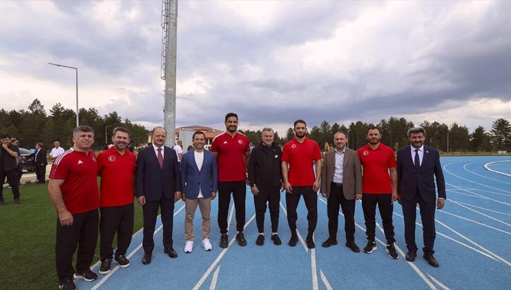 Bakan Bak, olimpiyatlara hazırlanan sporcuları ziyaret etti