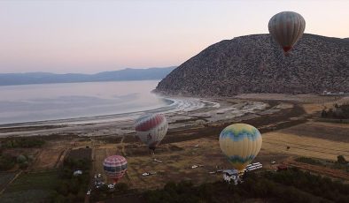 Burdur’da Salda Gölü manzaralı sıcak hava balon turizmi başlatıldı