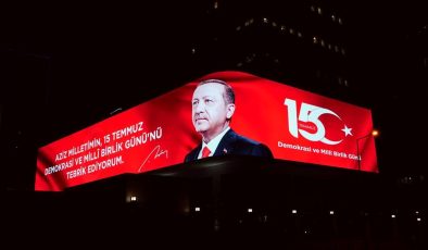 Cumhurbaşkanı Erdoğan’ın, 15 Temmuz mesajı, İletişim Başkanlığı’ndaki dijital gösterim ekranında yayınlandı