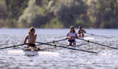 Eski milli sporcu, Eymir Gölü’nde yüzlerce kişiyi kürek sporuyla tanıştırıyor