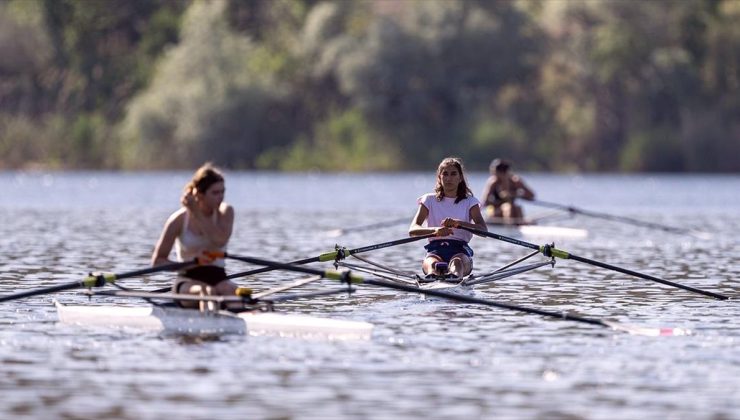 Eski milli sporcu, Eymir Gölü’nde yüzlerce kişiyi kürek sporuyla tanıştırıyor