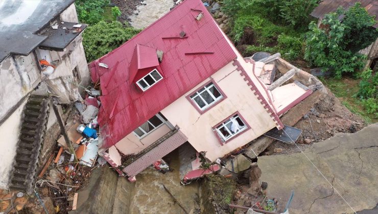 Giresun’da sağanak nedeniyle bir ev yan yattı, su baskınları oluştu