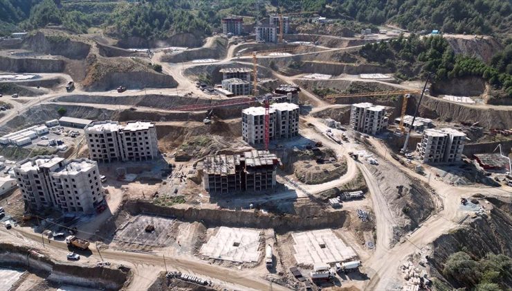 Hatay’ın Kisecik Mahallesi’nde afetzedeler için inşa edilen konutlar yükseliyor