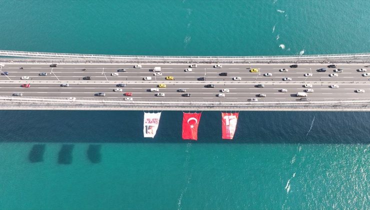 İstanbul’daki köprülere Türk bayrağı asıldı