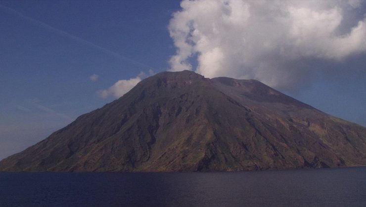 İtalya’da Etna’dan sonra Stromboli Yanardağı da faaliyete geçti