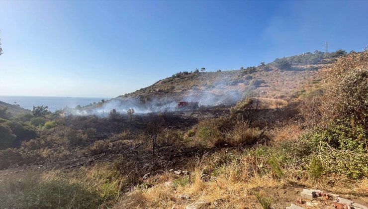 İzmir’de otomobilde çıkıp makilik alana sıçrayan yangın kontrol altında