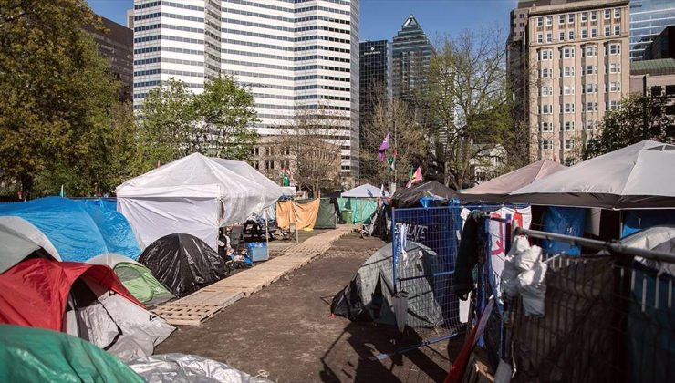 Kanada’da, McGill Üniversitesi kampüsünde Filistin destekçilerinin kurduğu çadırlar kaldırıldı