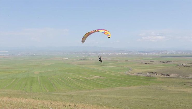 Kars’ın yamaç paraşütü pilotları şehre yeni bir soluk getiriyor