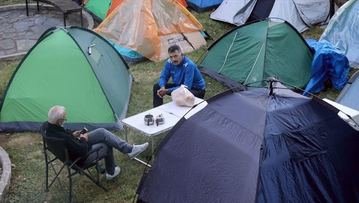 Kırkpınar’a gelen güreşseverlerin bazıları çadırda konaklıyor