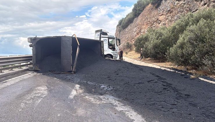 Kocaeli’de devrilen tır nedeniyle D-100 kara yolu İstanbul istikameti ulaşıma kapandı