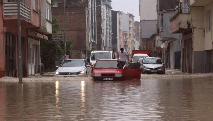 Ordu’nun Fatsa ilçesinde şiddetli yağış su baskınlarına neden oldu