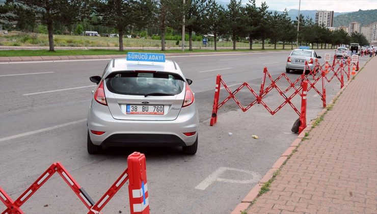 Sürücü adaylarına direksiyon sınavında park manevrasında iki deneme hakkı verilmesi bekleniyor