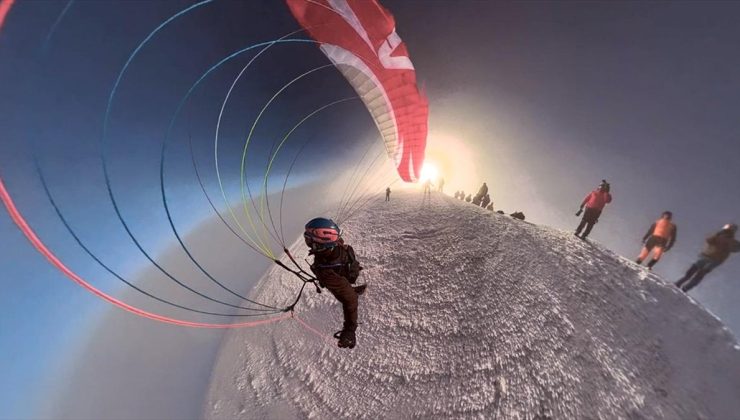 Tırmanış yaptığı Ağrı Dağı’nın zirvesinden paraşütle indi