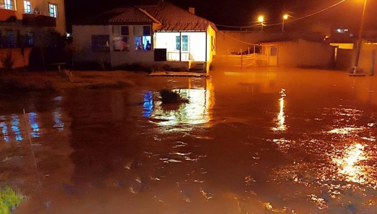 Van’da şiddetli sağanak taşkına neden oldu