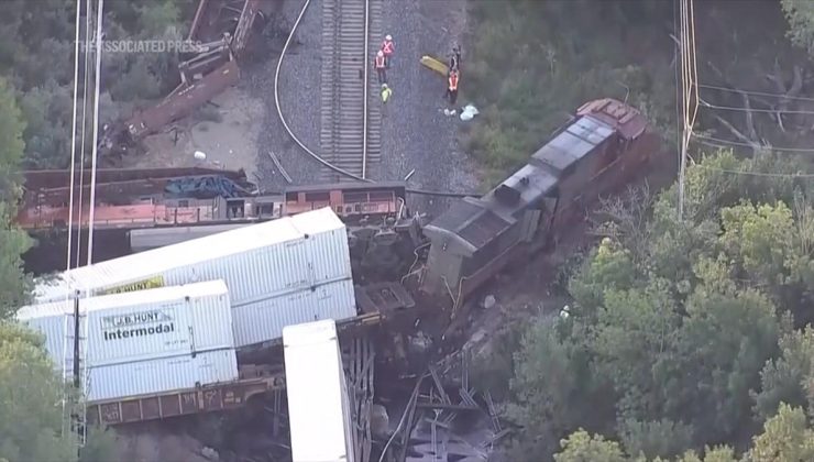 ABD’nin Colorado eyaletinde iki yük treni çarpışarak raydan çıktı