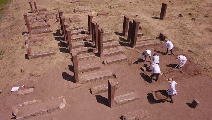 Ahlat Selçuklu Meydan Mezarlığı’nda Birinci Dünya Savaşı’nın oluşturduğu tahribatın izleri siliniyor