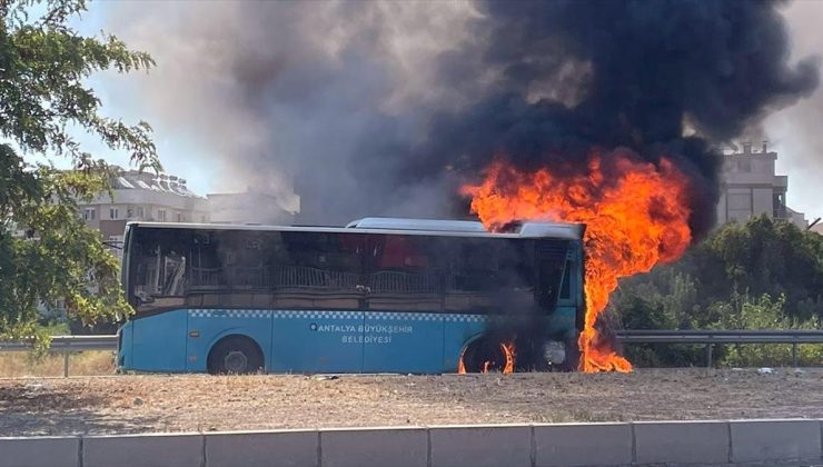 Antalya’da halk otobüsünde çıkan yangın söndürüldü