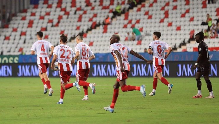 Antalyaspor, konuk ettiği Atakaş Hatayspor’u 3-2 yendi