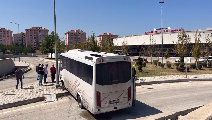 Burdur’da otobüs terminaline düşen midibüsteki 15 kişi yaralandı