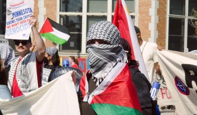 Chicago’daki İsrail konsolosluğu önünde protesto yapan Filistin destekçisi göstericilere polis müdahale etti