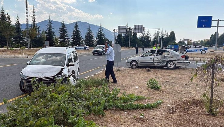 Elazığ’da hafif ticari araç ile otomobilin çarpıştığı kazada 9 kişi yaralandı