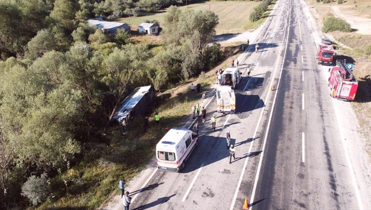 Erzincan’da yolcu otobüsünün devrilmesi sonucu 14 kişi yaralandı