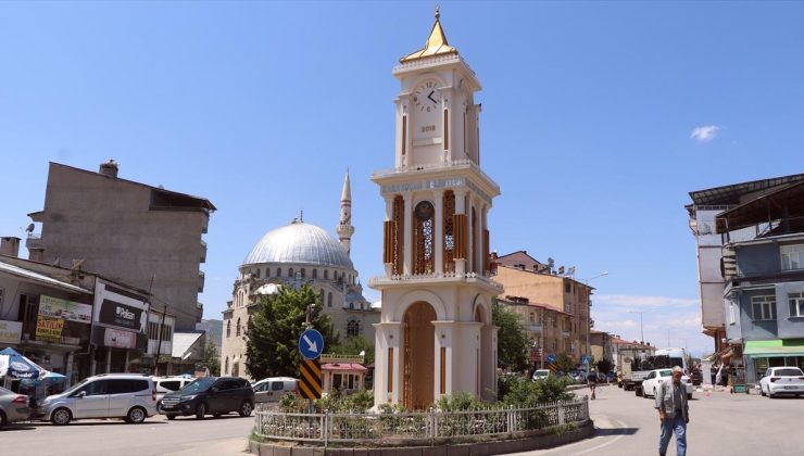 Gurbetçiler her yıl memleket hasretiyle geldikleri Karakoçan’da nüfusu 3’e katlıyor