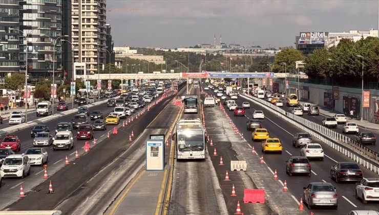 İstanbul’da metrobüs hattındaki “Beyaz Yol” çalışması trafik yoğunluğu oluşturdu