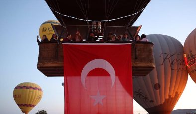 Kapadokya’da balonlar Türk bayraklarıyla uçtu