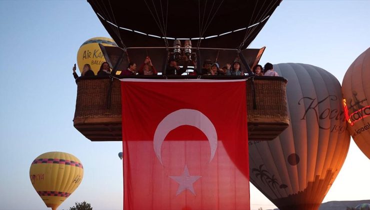 Kapadokya’da balonlar Türk bayraklarıyla uçtu