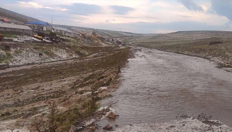 Kars’ta sel nedeniyle ev ve ahırlar zarar gördü