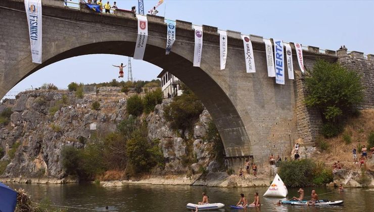 Kosova’daki Şivan Köprüsü’nde geleneksel atlama yarışı yapıldı