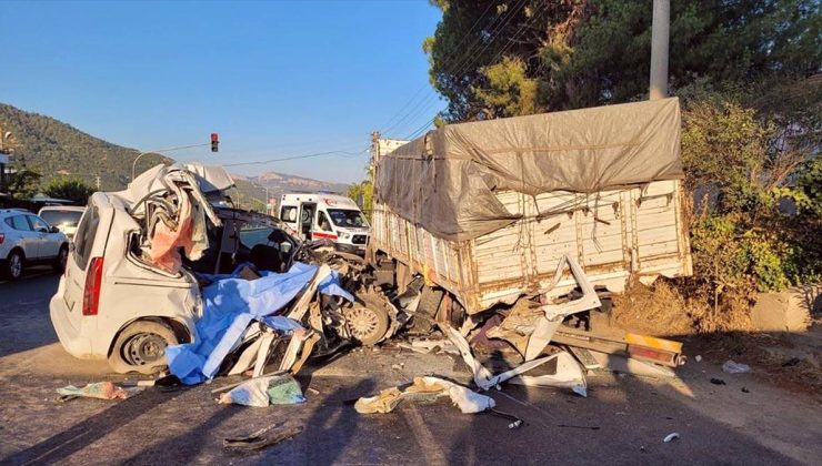 Manisa’da kamyona çarpan hafif ticari araçtaki 4 kişi hayatını kaybetti