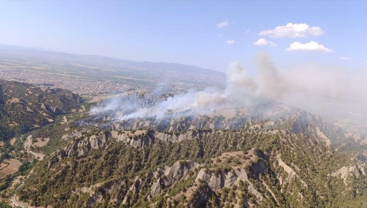 Manisa’nın Salihli ilçesindeki orman yangınına müdahale sürüyor