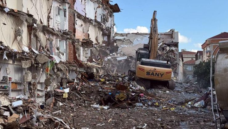 Pendik’te İETT otobüsünün çarptığı binanın yıkım çalışması devam ediyor