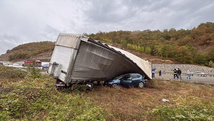 Samsun-Ankara kara yolundaki trafik kazasında 3 kişi öldü, 10 kişi yaralandı