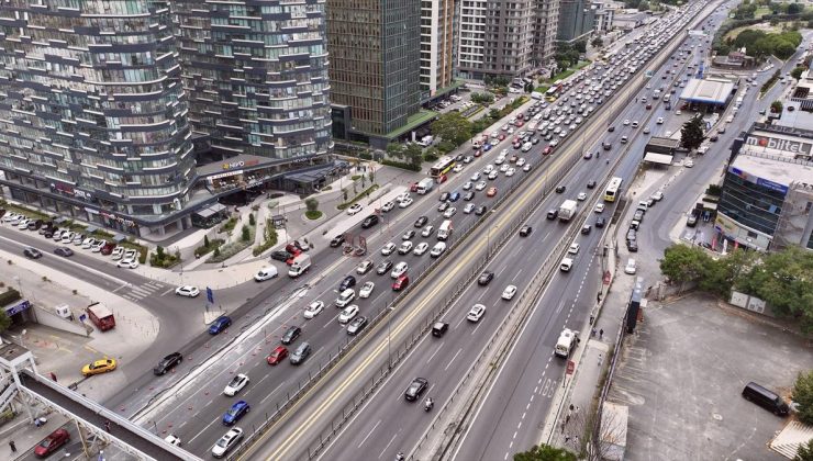 Yenibosna metrobüs durağı üst geçit çalışmaları dolayısıyla D-100 kara yolu trafiğe kapatılacak