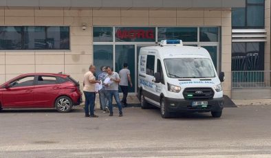 Antalya’da otomobilin su tankerine çarptığı kazada 3 kişi öldü, 2 kişi yaralandı