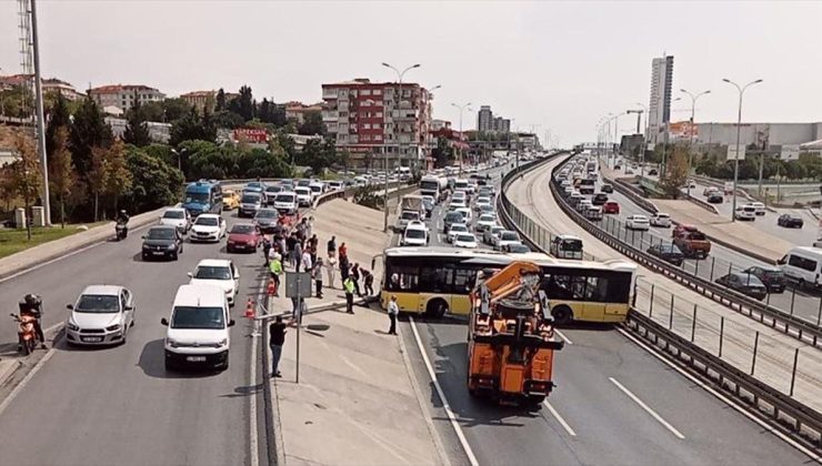 Avcılar’da İETT otobüsü kaza yaptı, D-100 kara yolu Edirne istikameti trafiğe kapandı