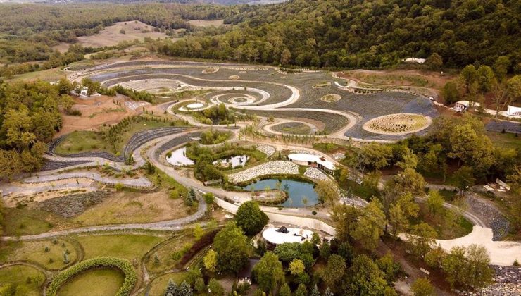 Bosna Hersek’te bir parkın peyzajı Van Gogh’un eşsiz “Yıldızlı Gece” eserinden bire bir uyarlandı