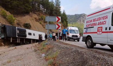 Burdur’da yolcu otobüsünün tıra çarpıp şarampole devrildiği kazada 8 kişi yaralandı