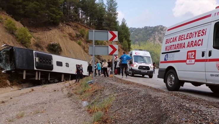 Burdur’da yolcu otobüsünün tıra çarpıp şarampole devrildiği kazada 8 kişi yaralandı